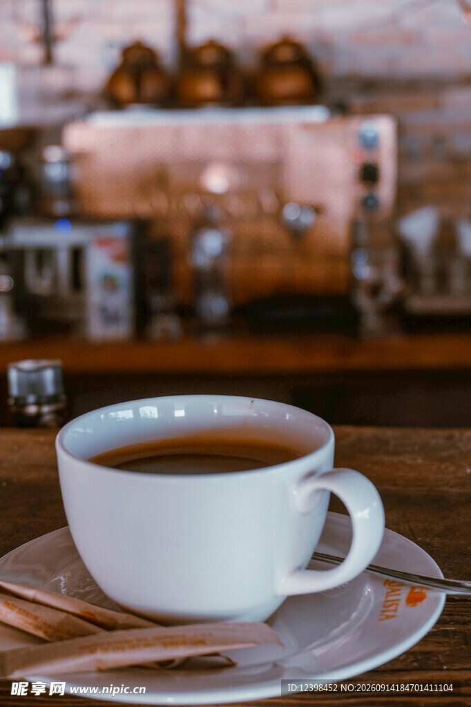 白色咖啡杯中的香浓咖啡