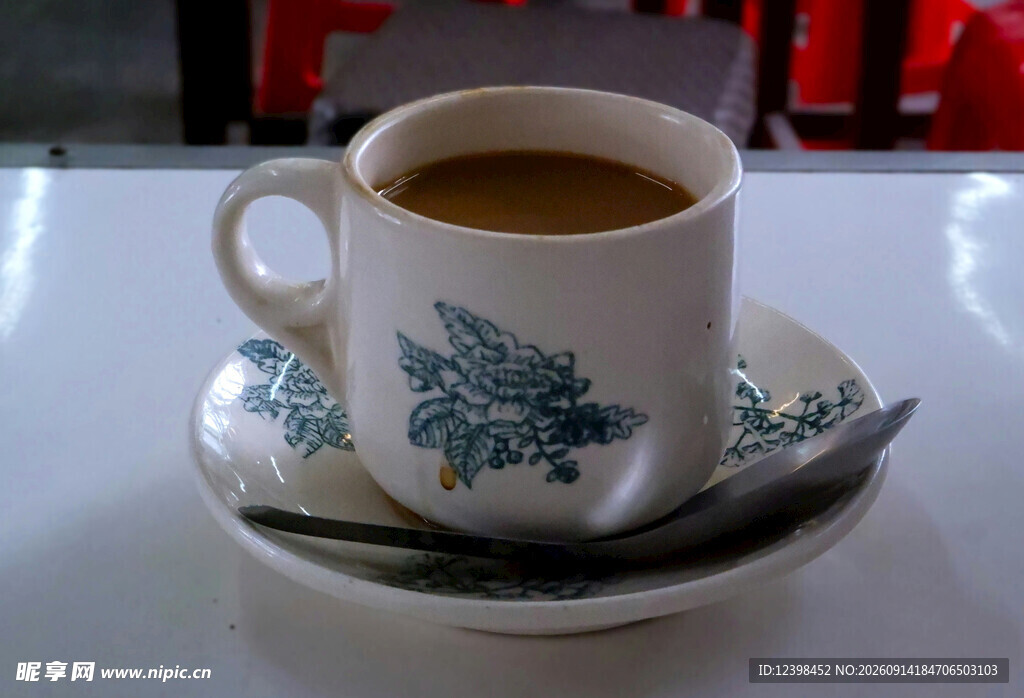 复古花纹杯中的棕色饮品