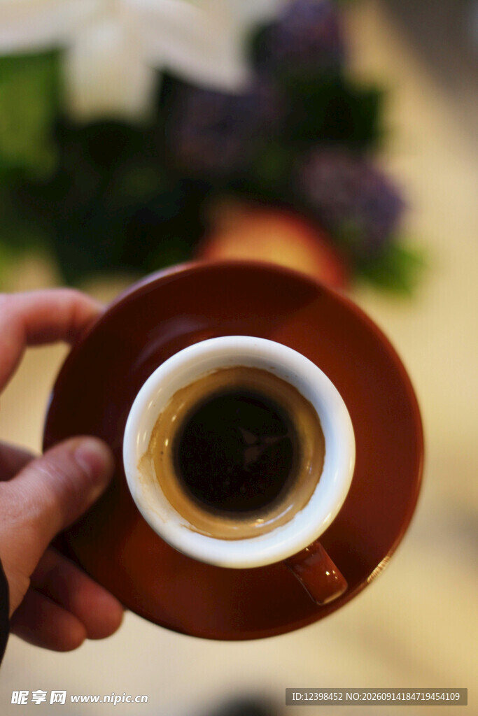 手持精致浓缩咖啡杯
