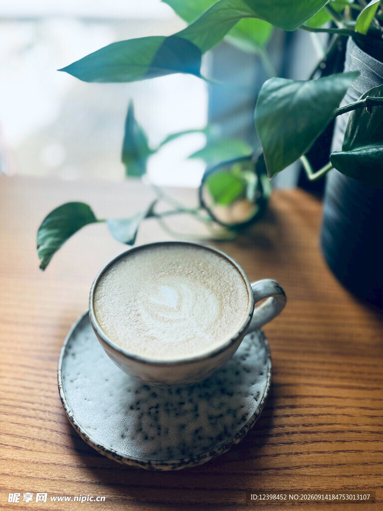 木桌上的一杯醇香咖啡