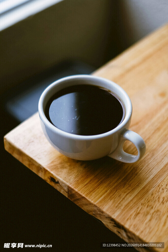 木桌上的一杯香醇咖啡