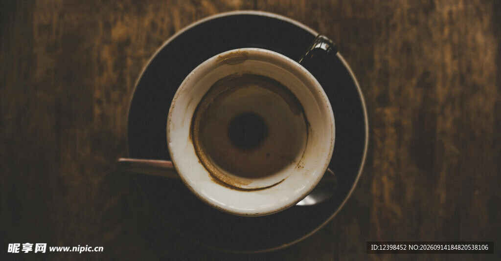 木质桌面上的咖啡杯