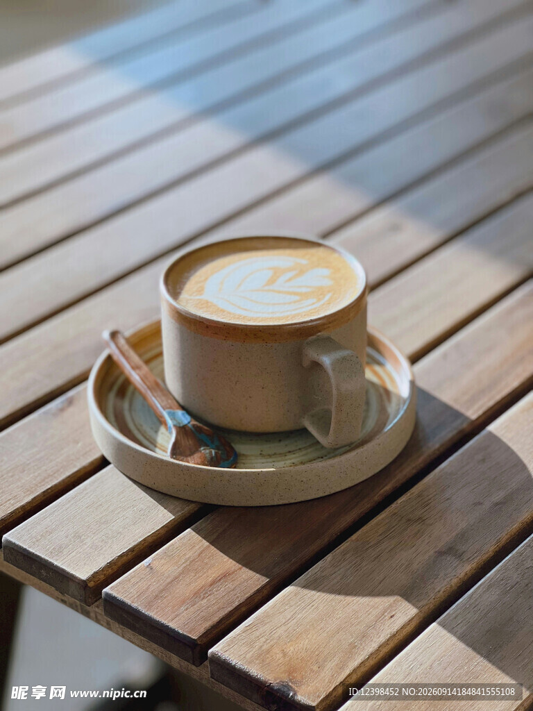 木桌上的一杯醇香咖啡