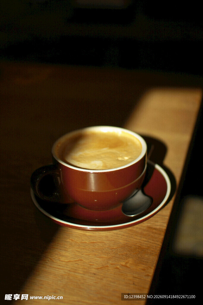 阳光下的醇香咖啡杯