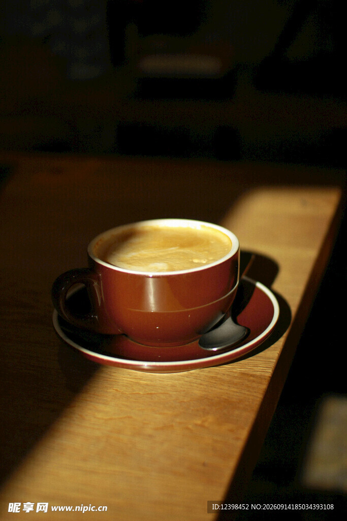 阳光下的醇香咖啡杯