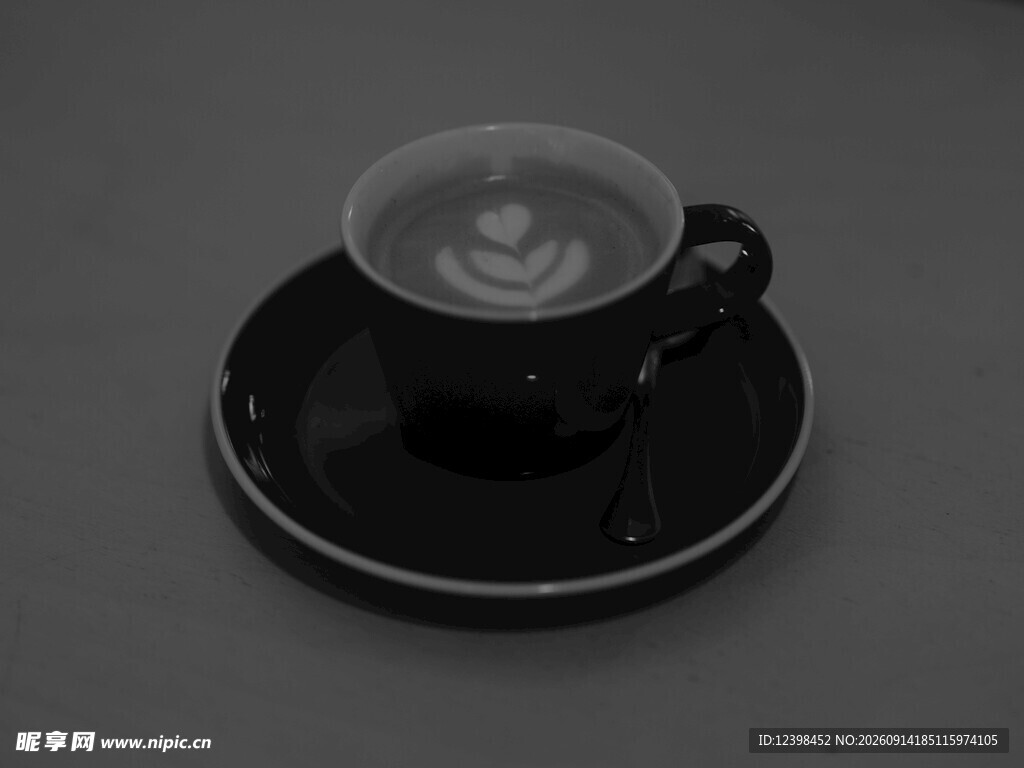 黑色咖啡杯与碟特写