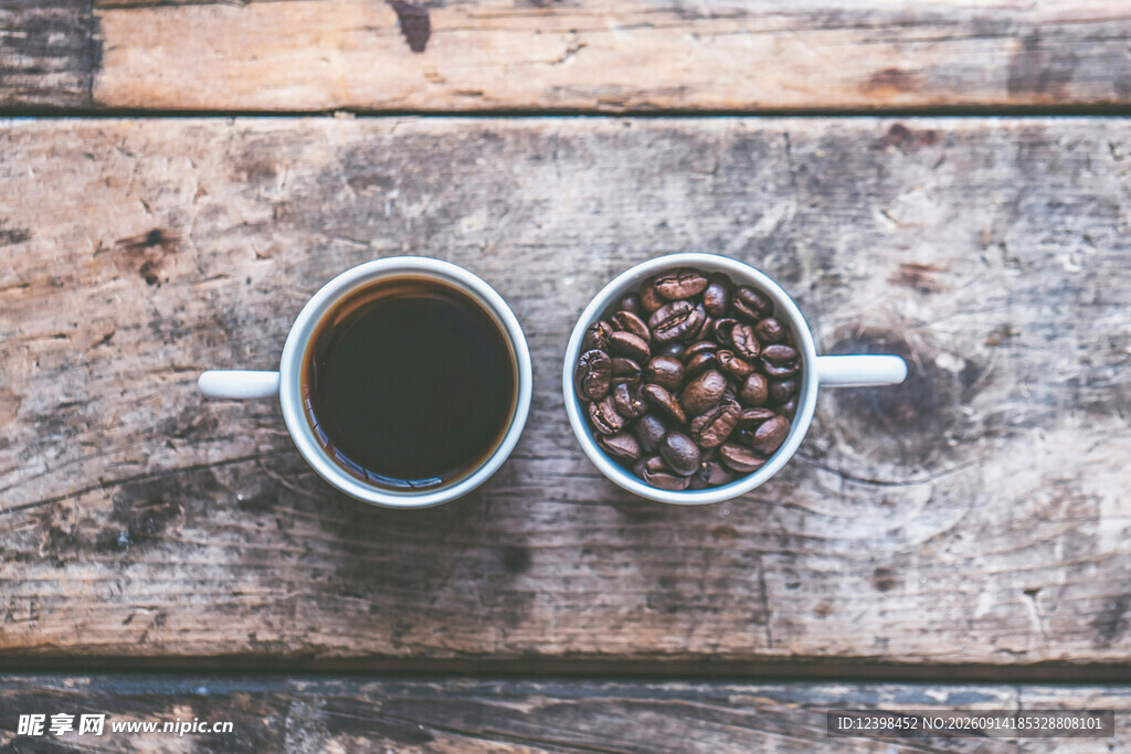 两杯咖啡与咖啡豆特写