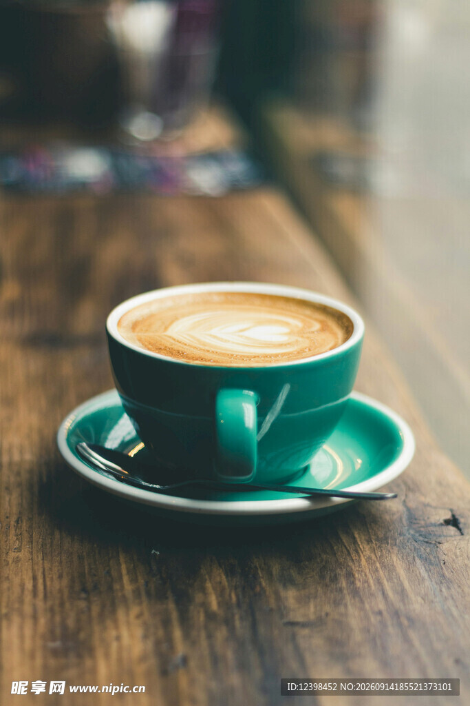 绿色咖啡杯中的香浓咖啡