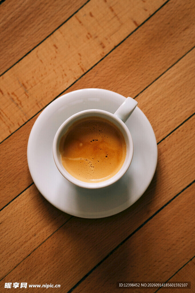 木质桌上的一杯热咖啡