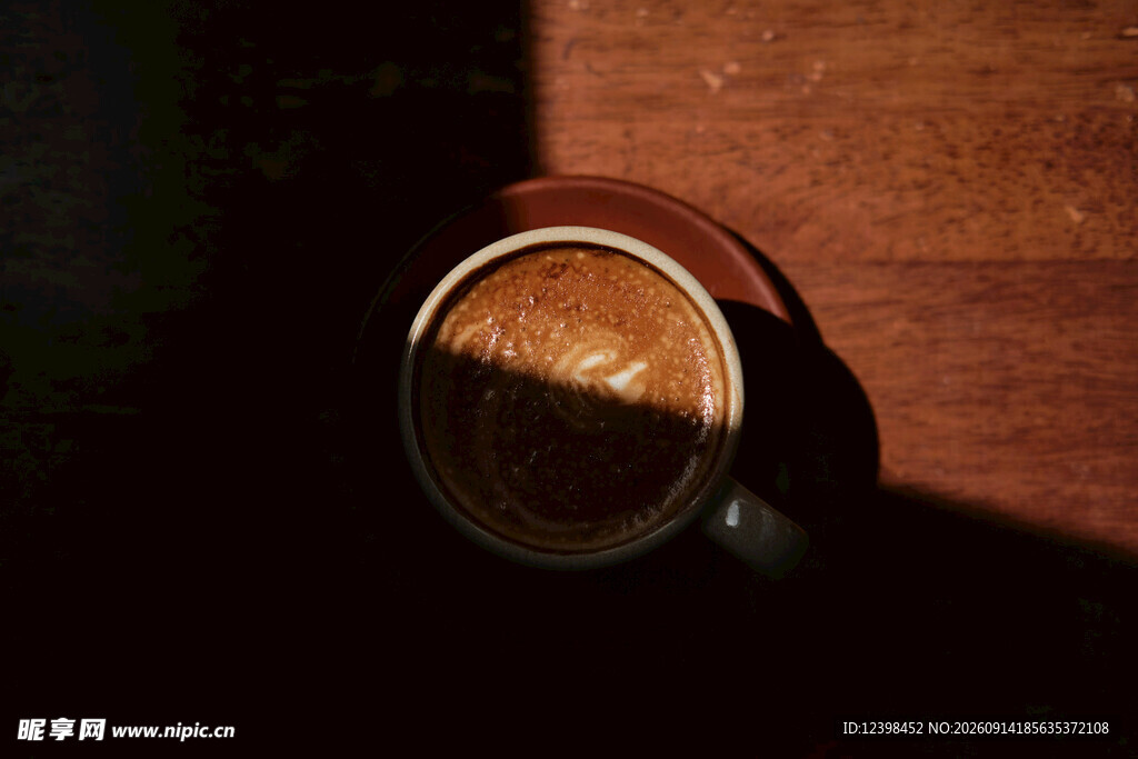 光影下的咖啡杯