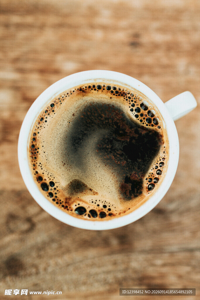 木桌上的一杯黑咖啡