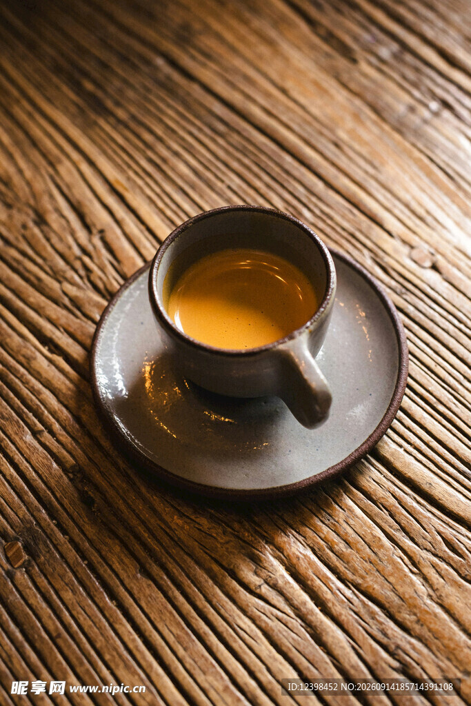 木质桌上的一杯热咖啡