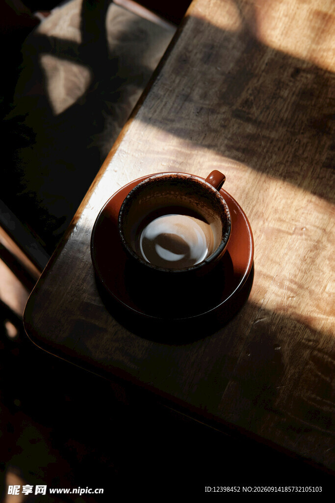 阳光下的复古咖啡杯