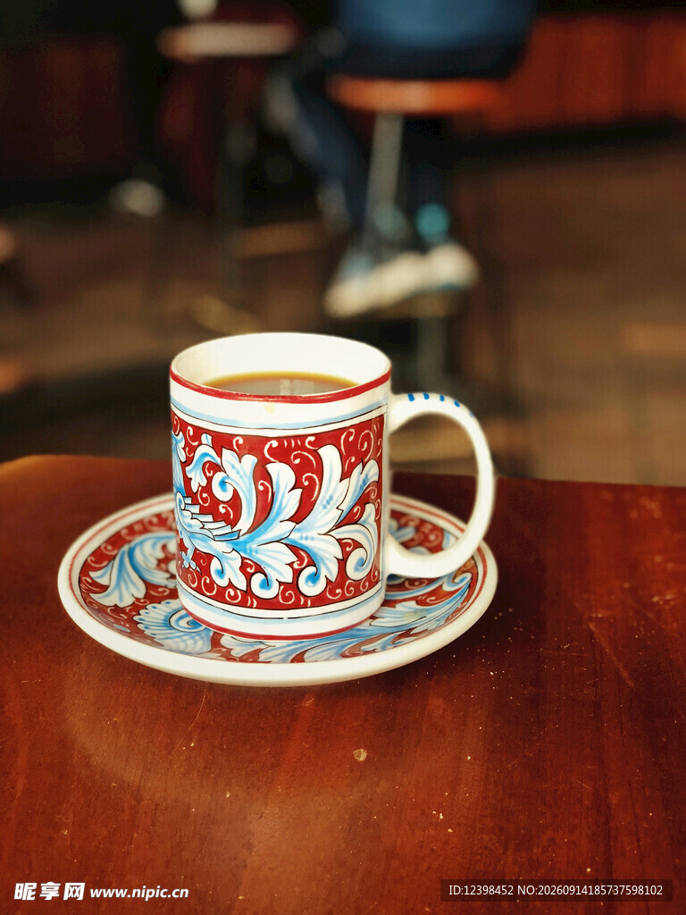 复古花纹咖啡杯与托盘