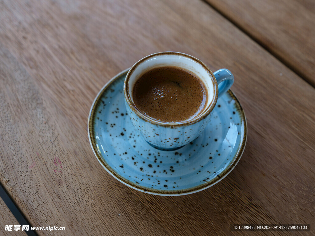 精致蓝瓷咖啡杯中的咖啡
