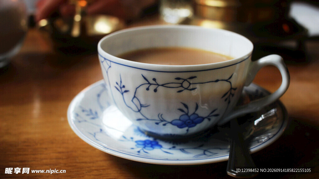 青花瓷杯中的香醇咖啡