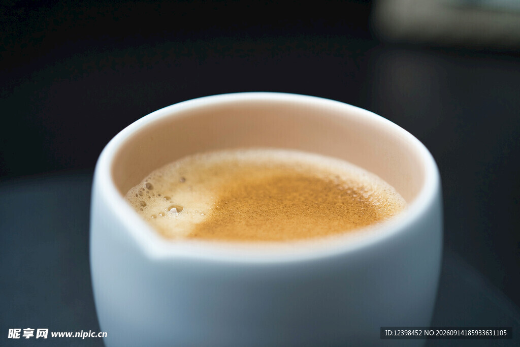 白色杯中的香浓咖啡