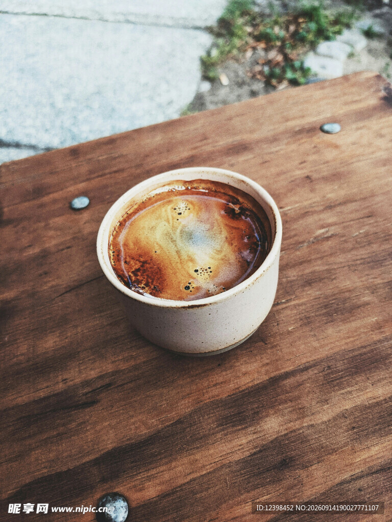 木桌上的一杯热咖啡
