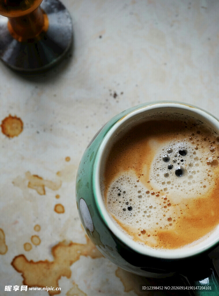 溢出的咖啡杯