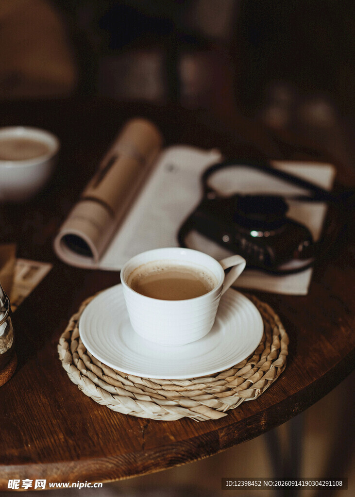 复古风桌上的一杯热茶