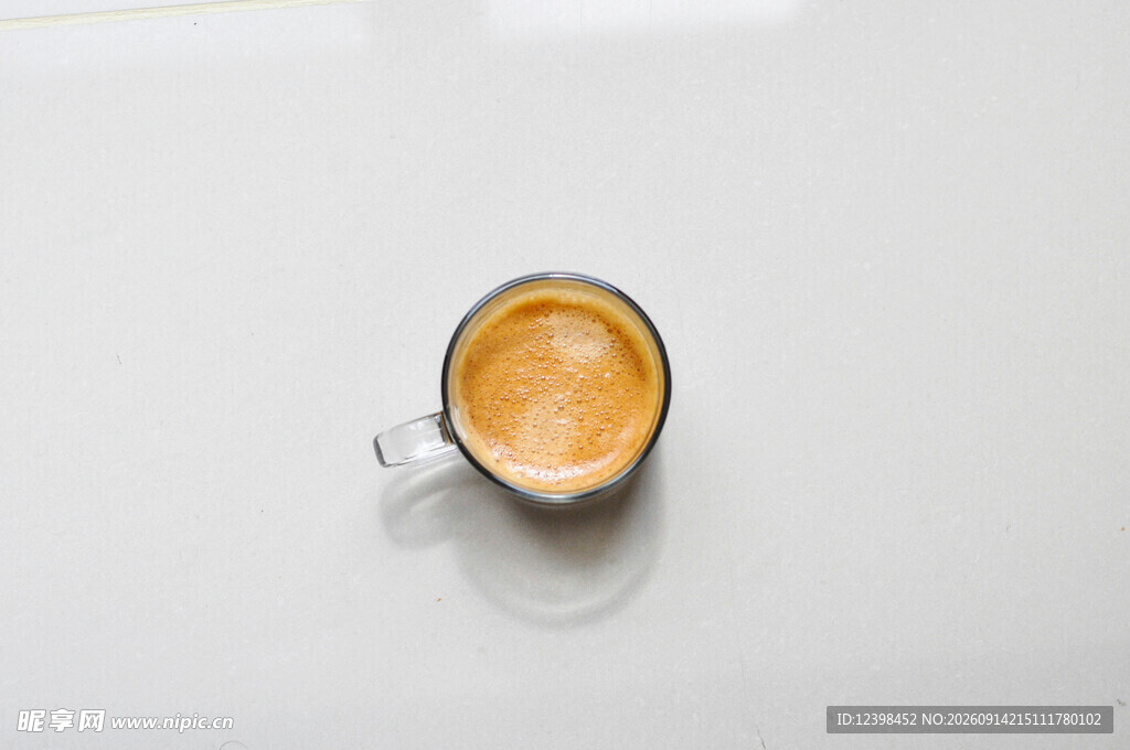 白色桌面上的一杯咖啡