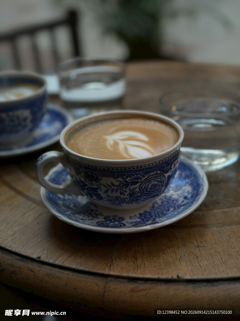 精致蓝白瓷杯中的拉花咖啡