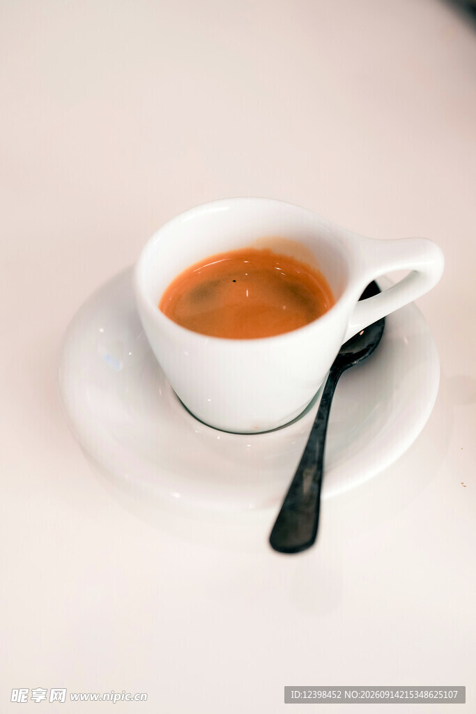 白色杯碟中的美味汤品