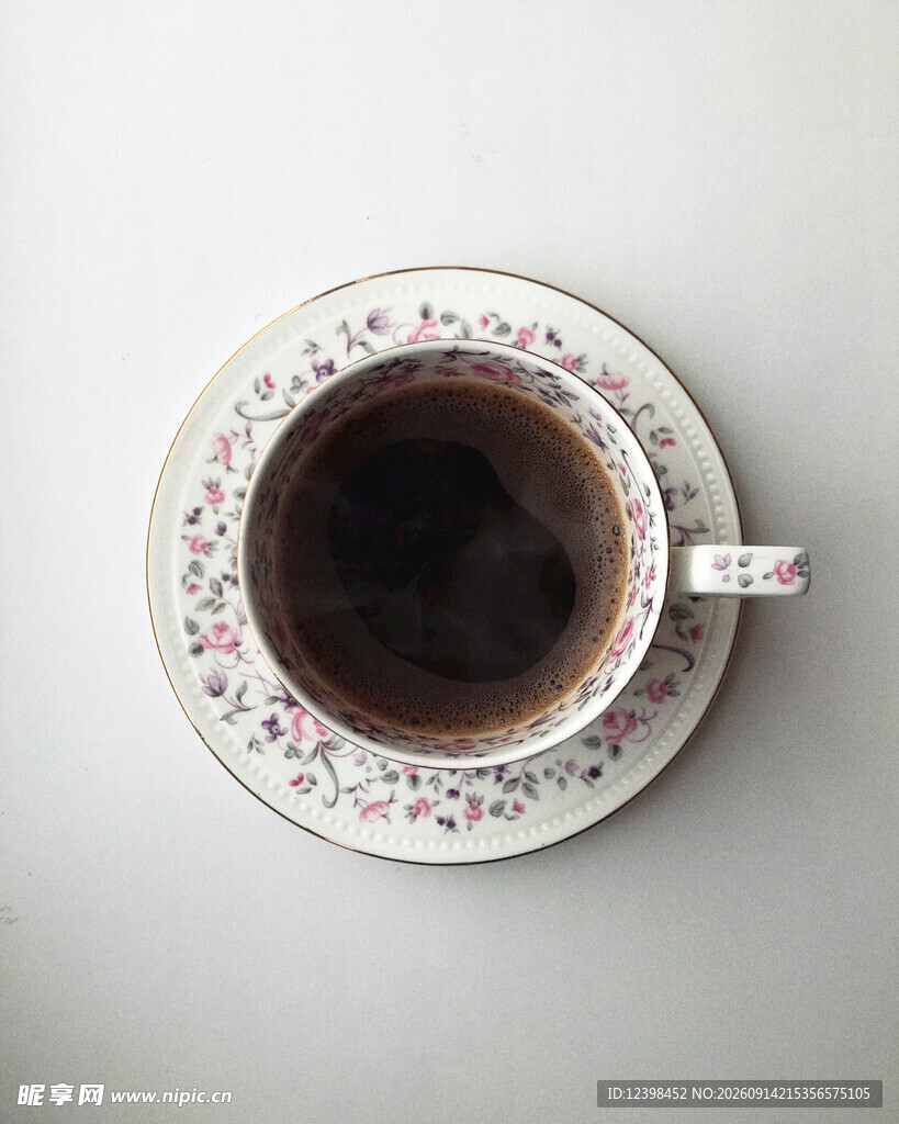 精致花纹杯中的深色咖啡