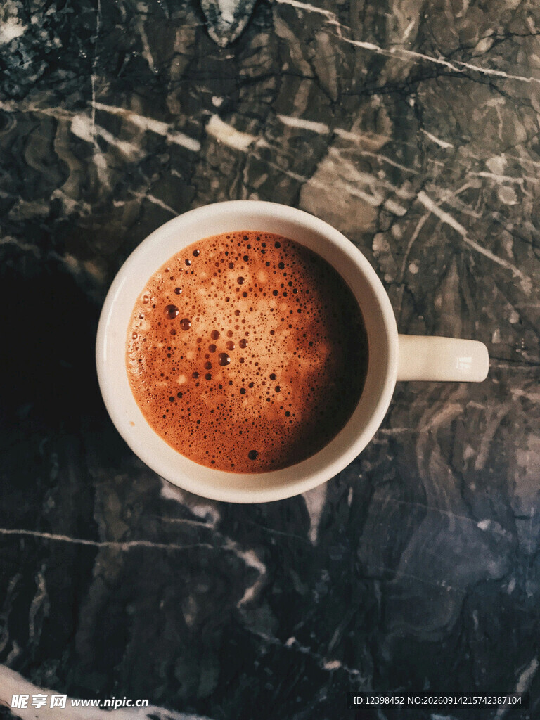 大理石上的热咖啡杯