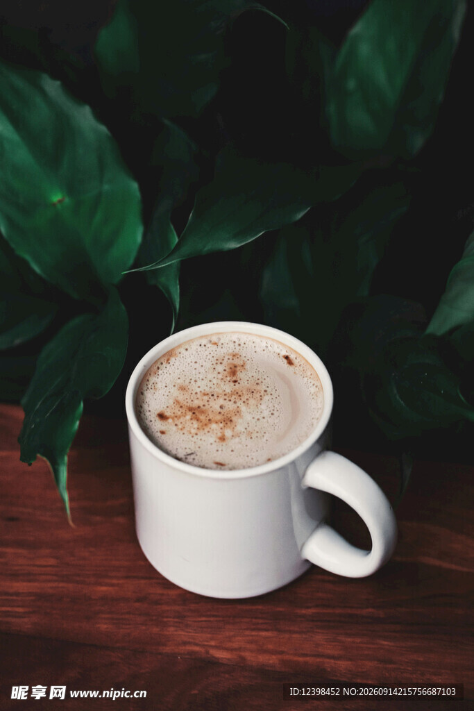 白色咖啡杯中的香浓咖啡