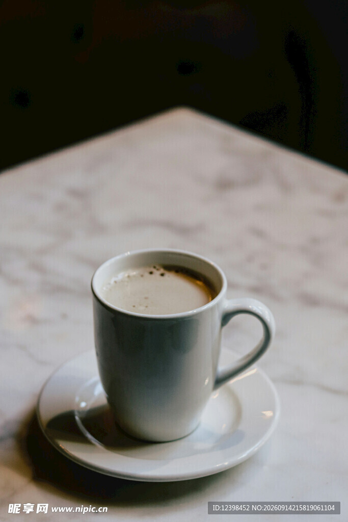 白色杯碟上的一杯热咖啡