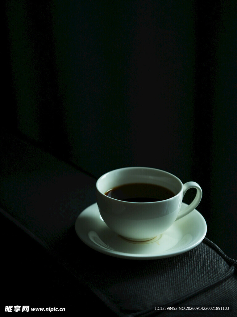 静谧时光中的一杯热茶