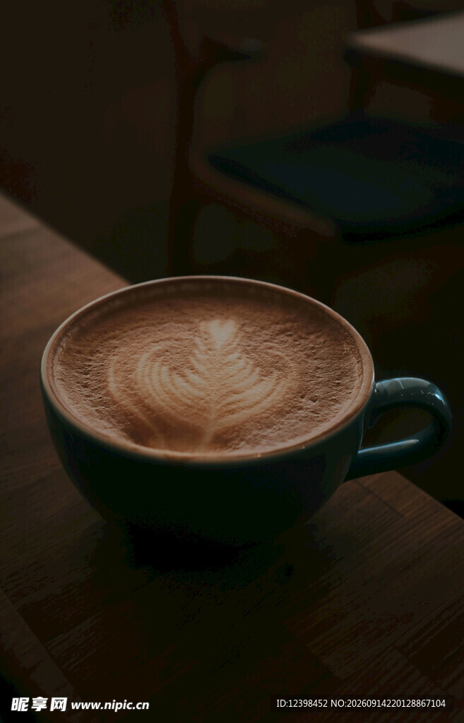 静谧时光中的一杯拿铁