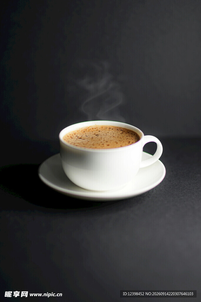 热气腾腾的白色咖啡杯