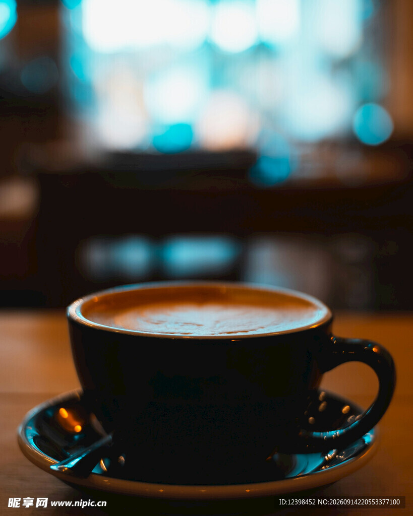 静谧咖啡馆中的一杯热咖啡