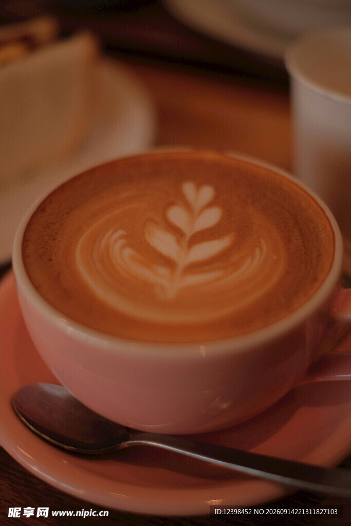 粉色咖啡杯中的精美拉花