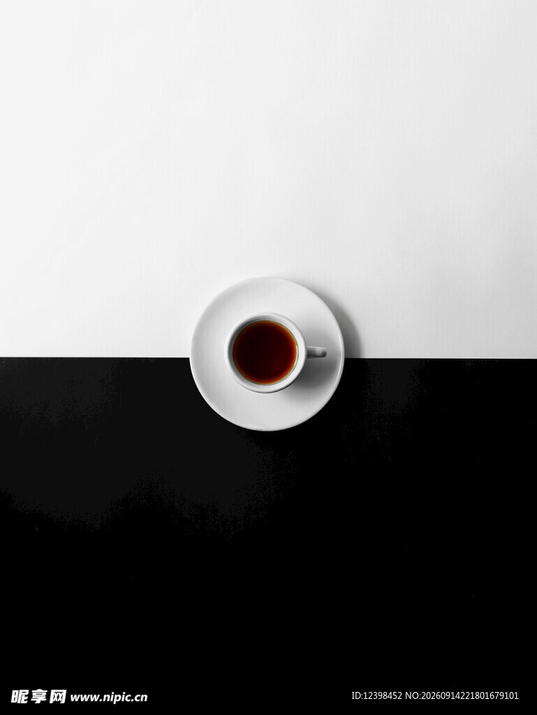 黑白背景中的咖啡杯