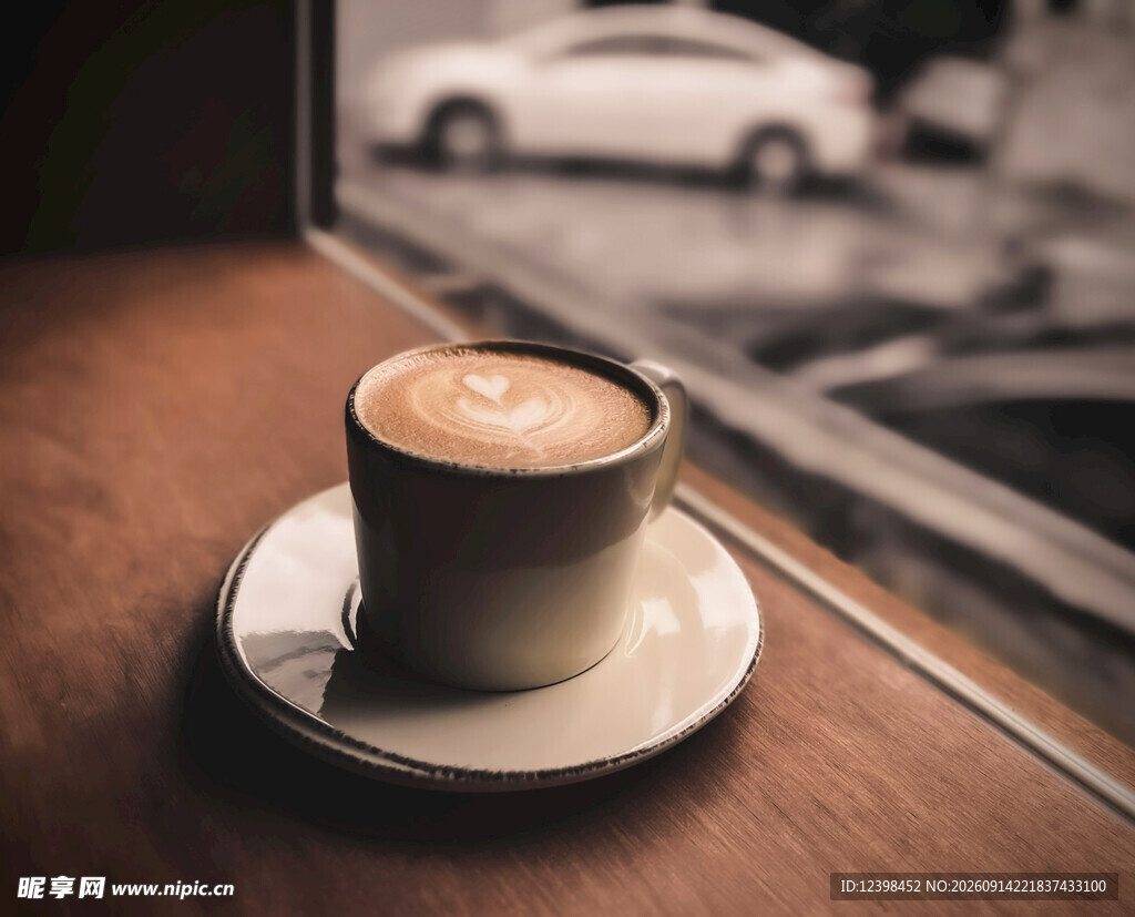 窗边木桌上的一杯卡布奇诺