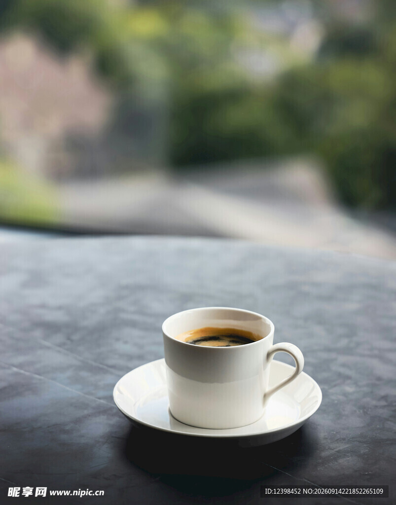 桌上的一杯香醇咖啡