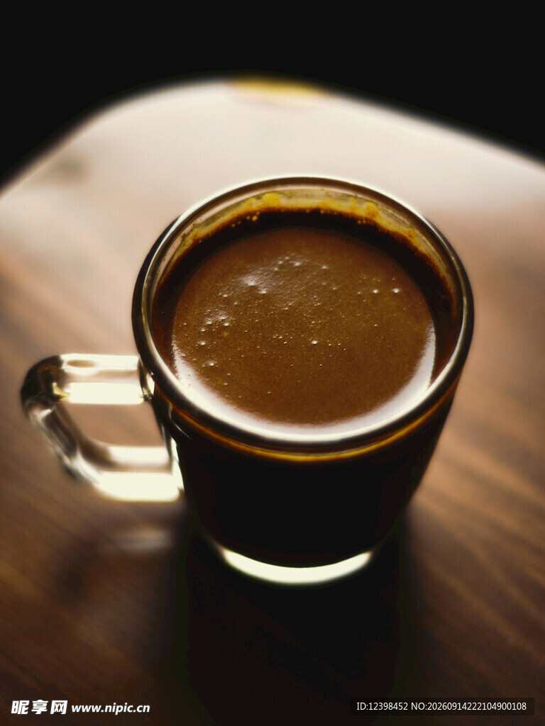 木桌上的透明玻璃杯咖啡