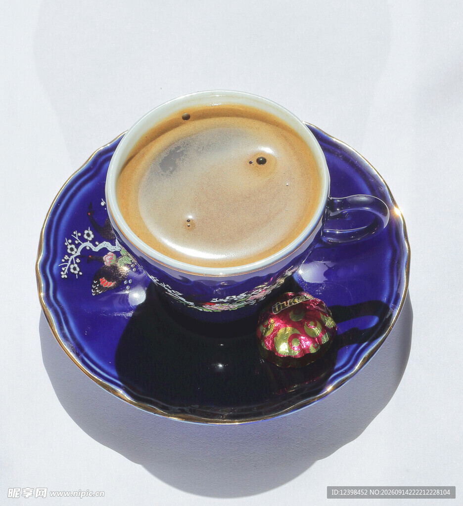 蓝色瓷杯碟上的香醇咖啡
