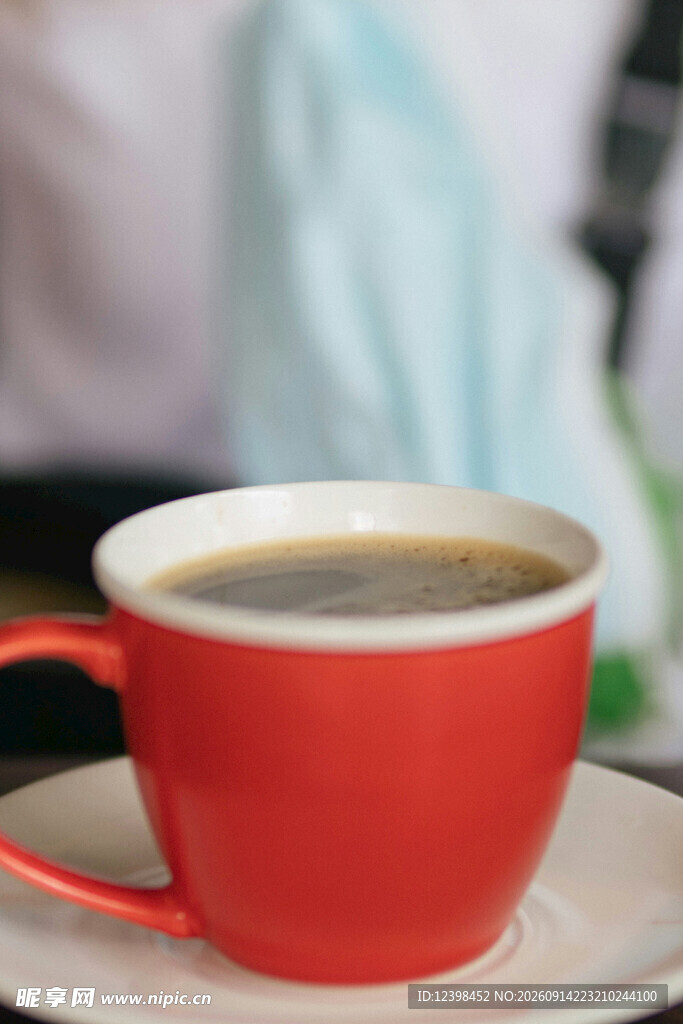 红色咖啡杯中的香醇咖啡