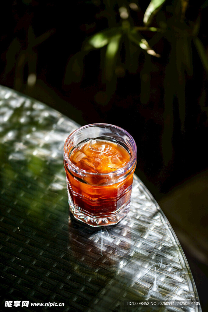阳光下的琥珀色玻璃杯