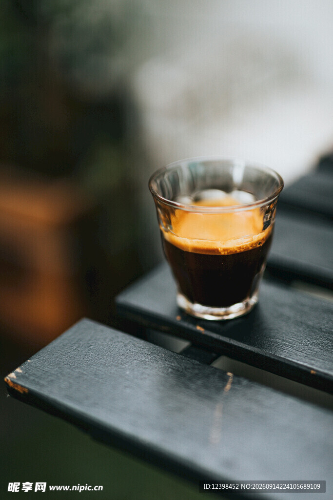 一杯醇香浓缩咖啡
