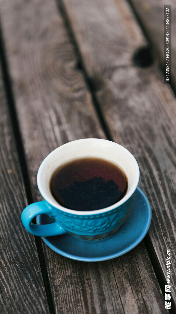 蓝色杯碟上的一杯热茶