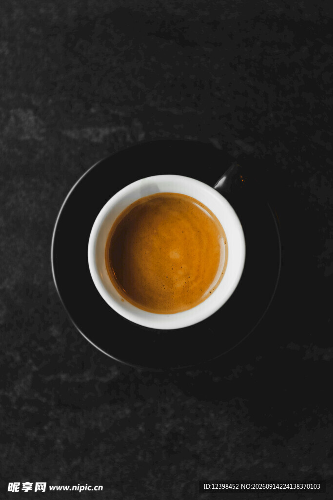 黑底上的一杯浓缩咖啡