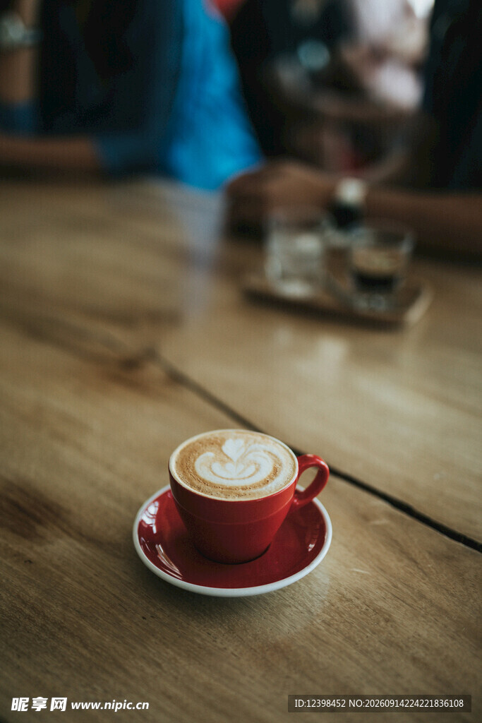 红色咖啡杯中的拉花咖啡