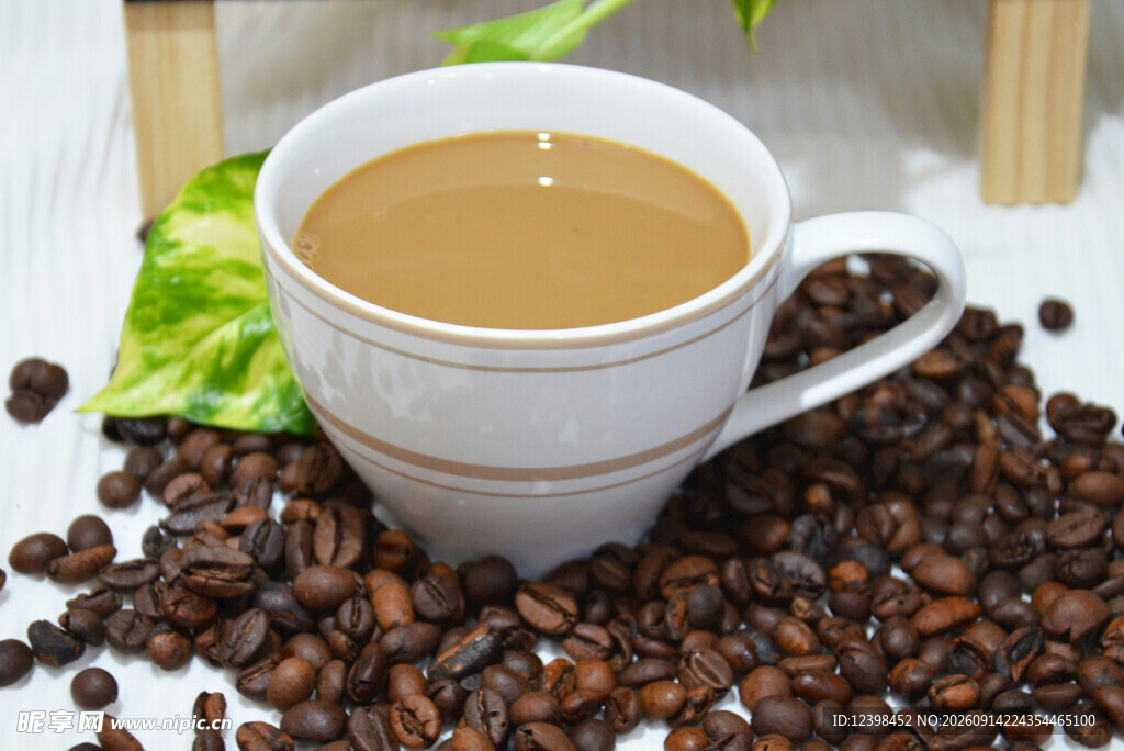 一杯香醇咖啡与咖啡豆
