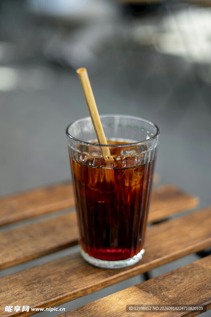 木桌上的一杯冰可乐