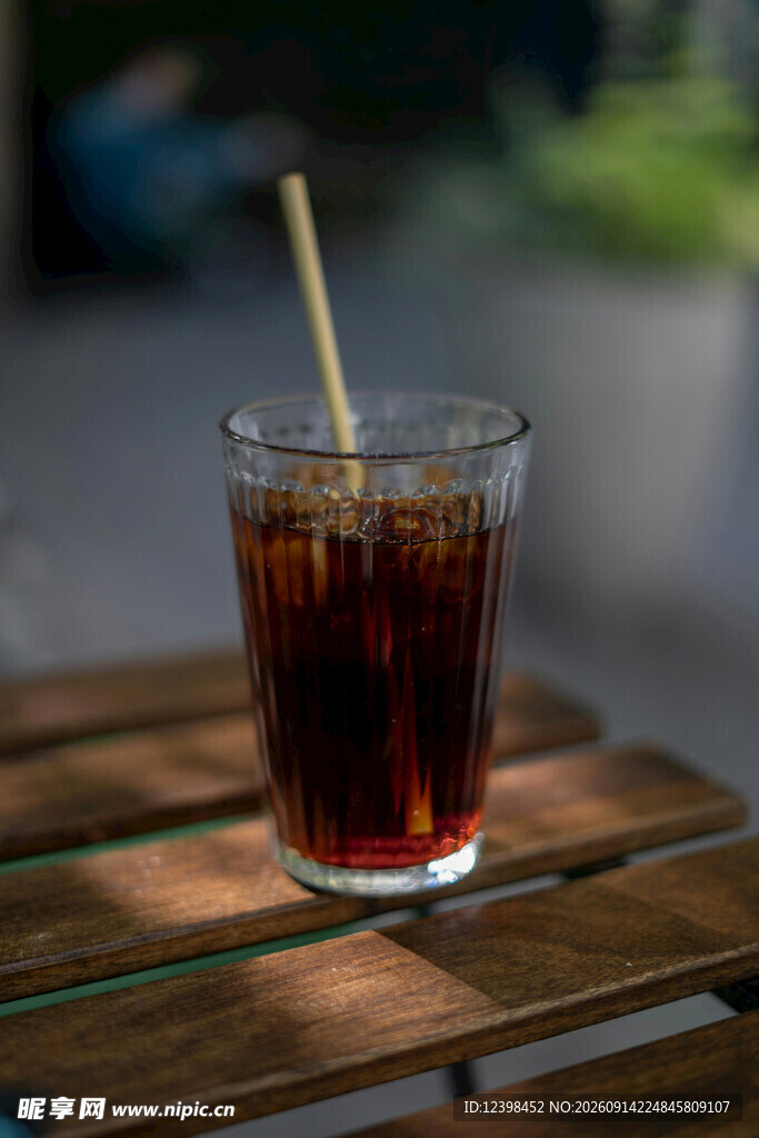 木桌上的一杯冰可乐
